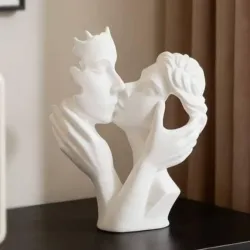 Beso romántico. Figura decorativa de yeso
