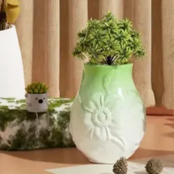 Búcaro de yeso con diseño floral. M-1