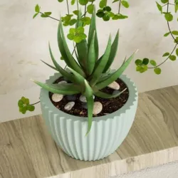 Elegante maceta cónica con diseño a rayas