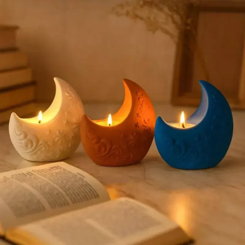Elegante maceta de yeso con forma de luna y relieves. Para plantas artificiales o para velas (no incluidas)