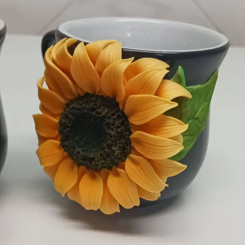 Jarra mediana decorada con girasol en porcelana fria  🌻 