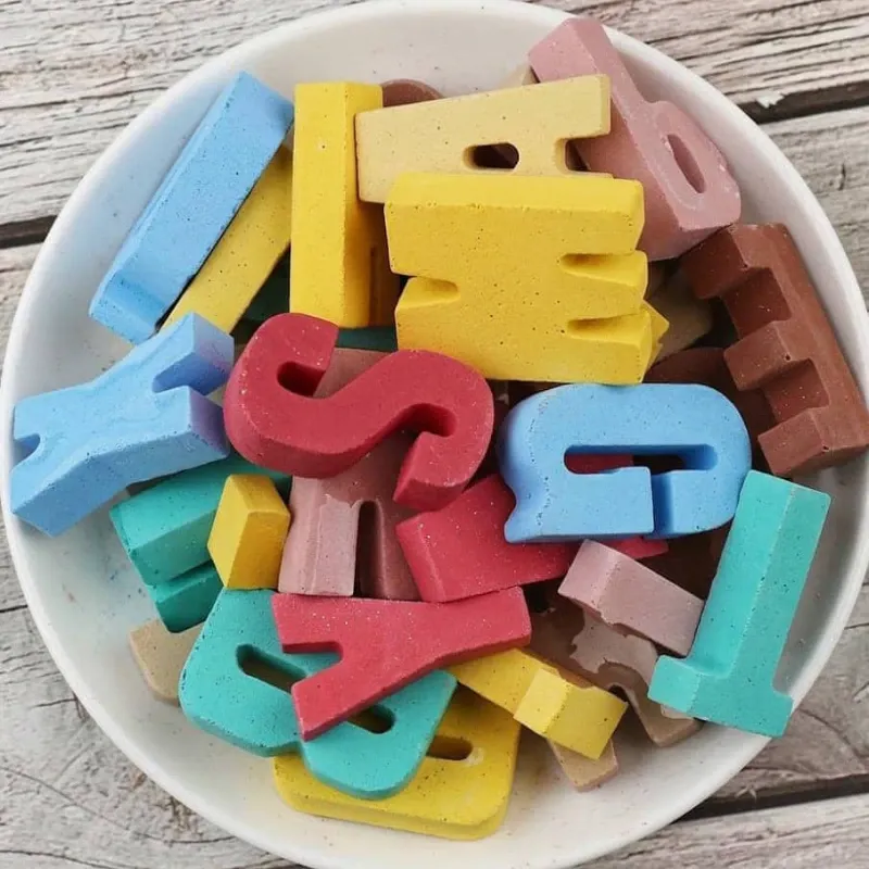Letras mayúsculas, de yeso