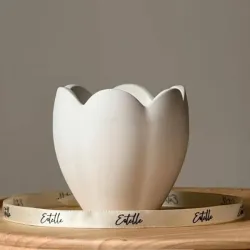 Maceta de yeso con forma de pétalos. Para plantas artificiales o para velas (no incluidas)