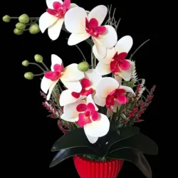 Orquídea realista en porcelana fría.