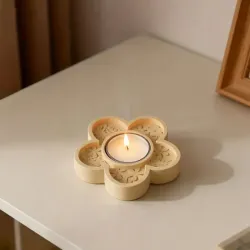 Portavelas de yeso con diseño de flor. No incluye vela.