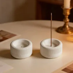 Quemador de incienso. Redondo, con elegante diseño a rayas.