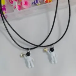 Collar de parejas con astronautas