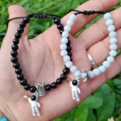Pulseras de piedra onix con astronautas
