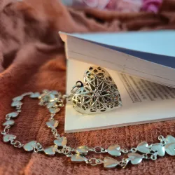 Relicario de Corazón con Cadena de corazoncitos