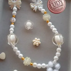 Colgante para celular blanco y dorado