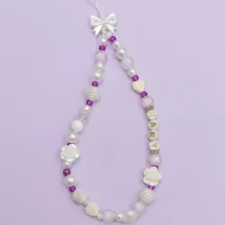 Colgante para celular en blanco y sharoski en morado.