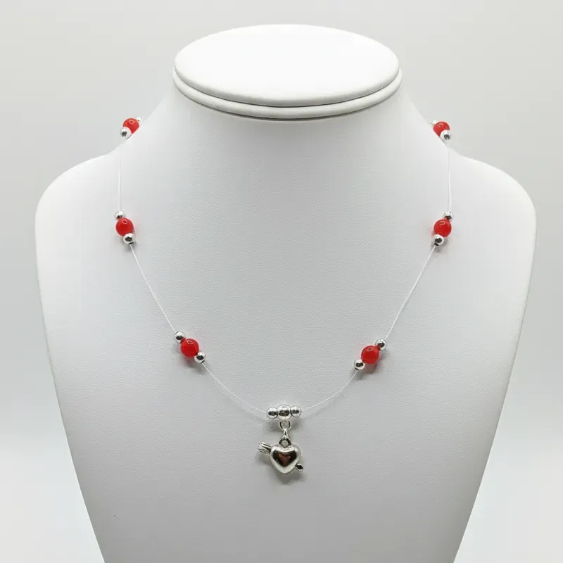 Collar Cupido plateado.