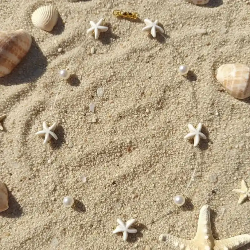Collar invisible con estrellas de mar.