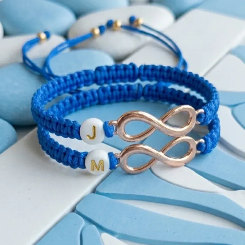Pulsos de pareja con simbolo de infinito e innciales