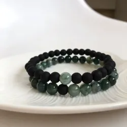 Pulsos de pareja de piedras naturales .