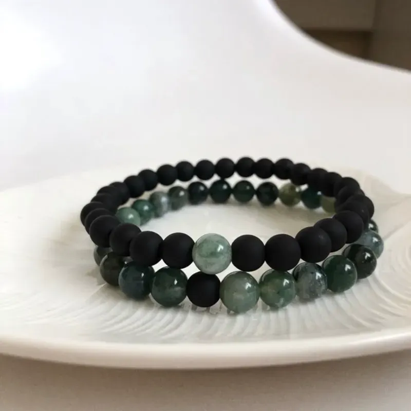 Pulsos de pareja de piedras naturales .