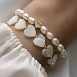 Pulsos de perlas y corazón de nacar