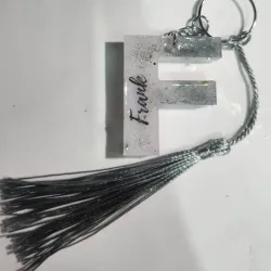 Llavero de una letra con pompón