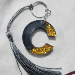 Llavero de resina con pompón 