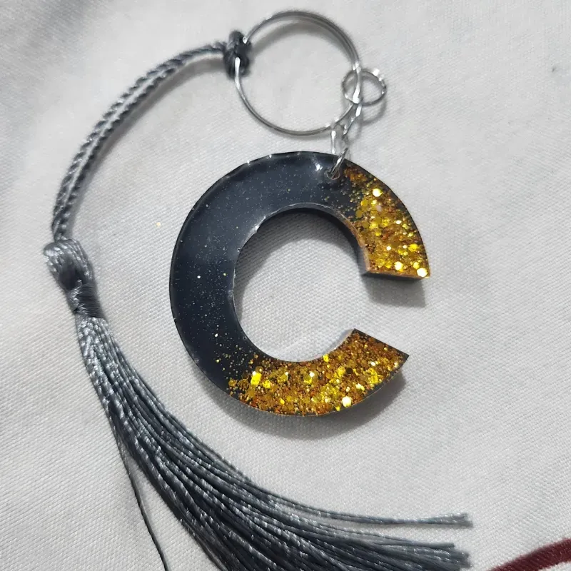 Llavero de resina con pompón 