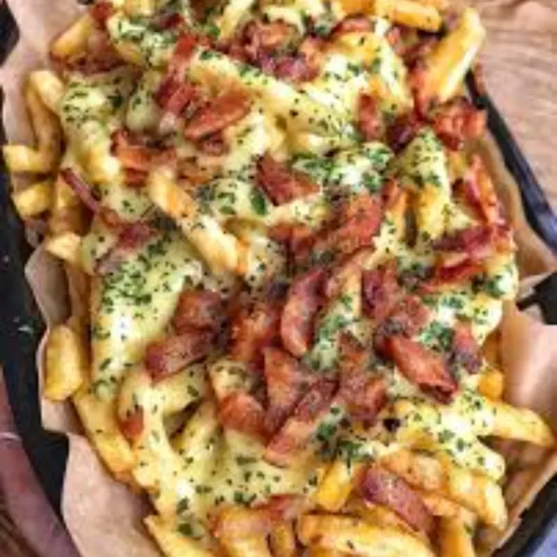 Papas fritas con queso y bacon 