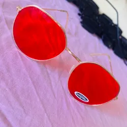 Gafas de sol con lentes de color rojo