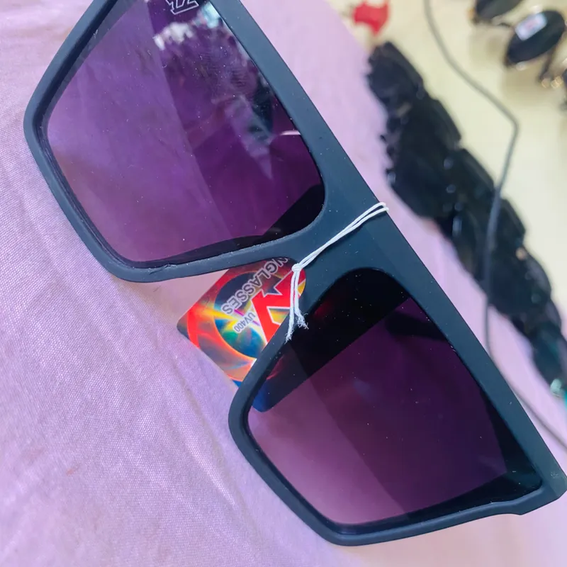 Gafas de sol con lentes oscuros 