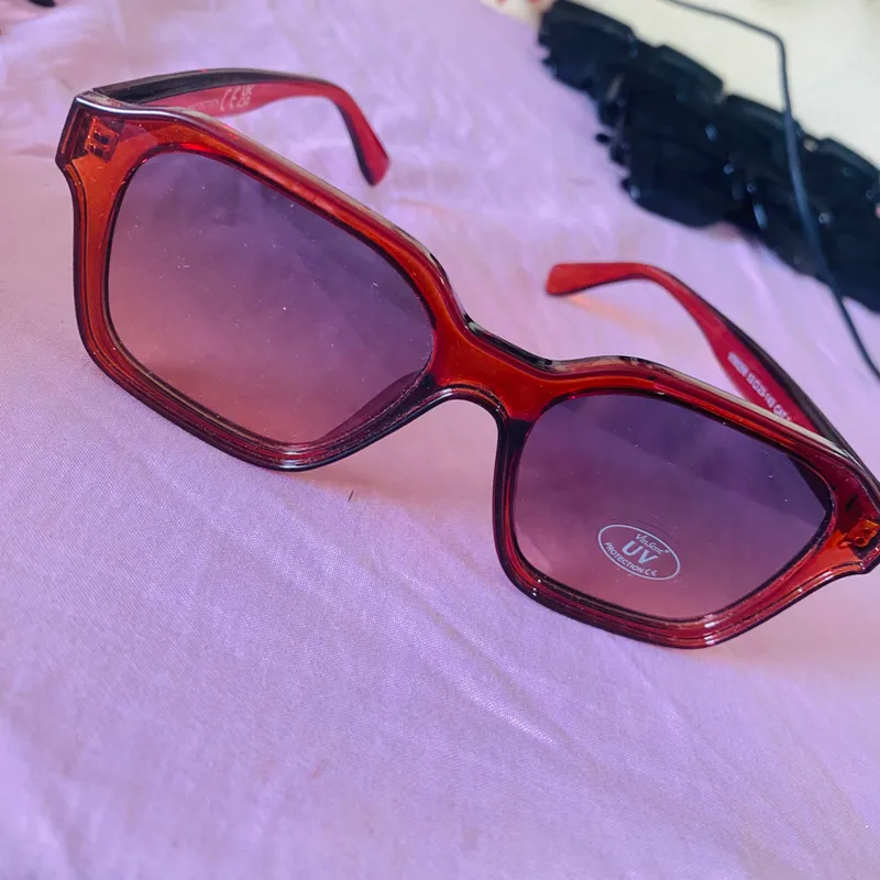 Gafas de sol con lentes oscuros 