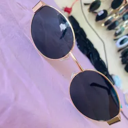Gafas de sol con lentes oscuros 