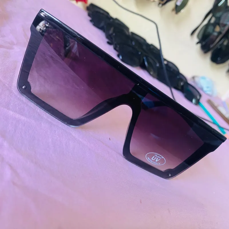 Gafas de sol con lentes oscuros 