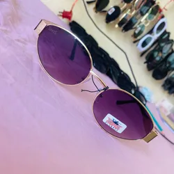 Gafas de sol con lentes oscuros 