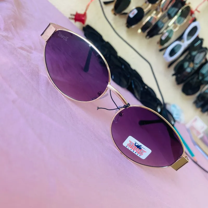 Gafas de sol con lentes oscuros 