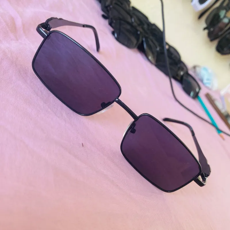 Gafas de sol con lentes oscuros 