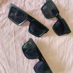 Gafas de sol con lentes oscuros 