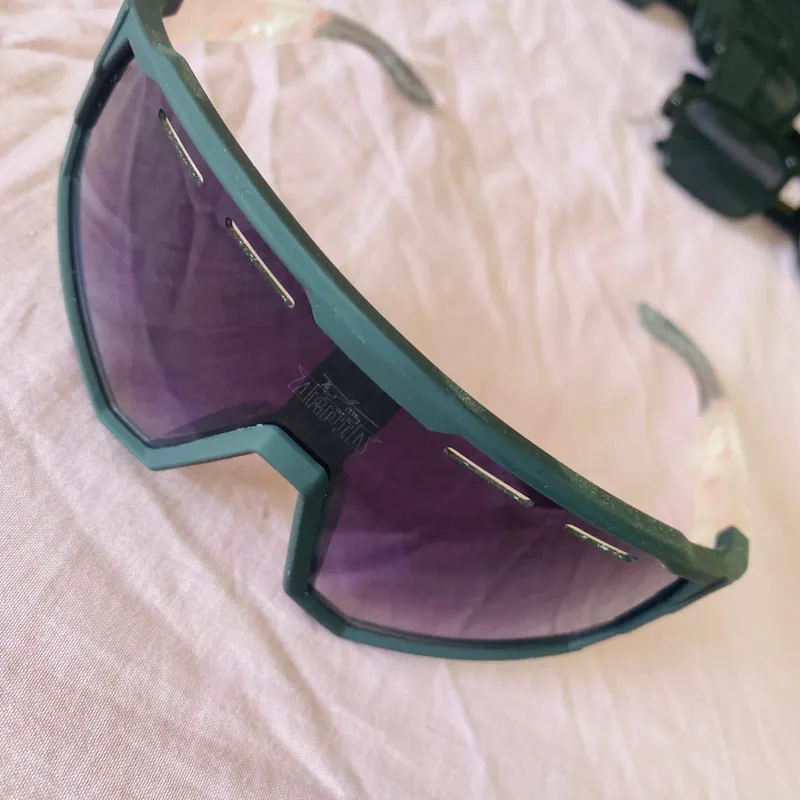 Gafas de sol con lentes oscuros 