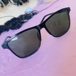 Gafas de sol con lentes oscuros 