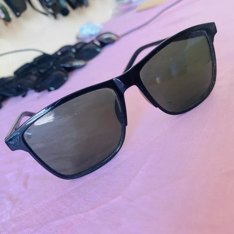 Gafas de sol con lentes oscuros 
