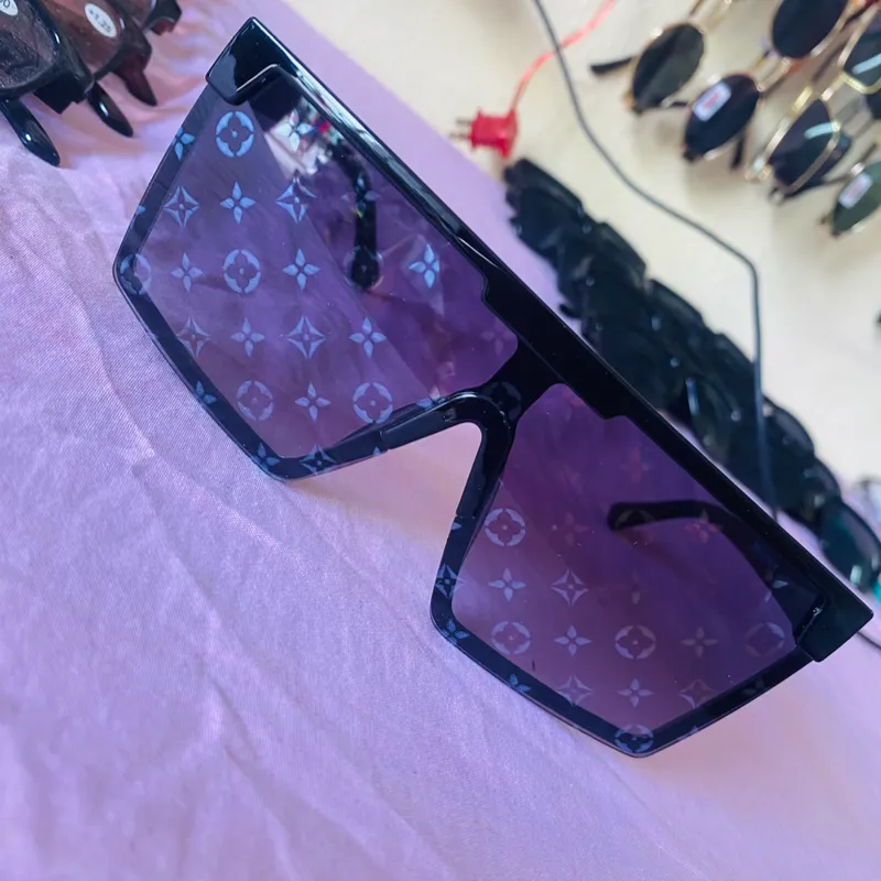 Gafas de sol con lentes oscuros 