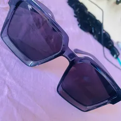 Gafas de sol con lentes oscuros 