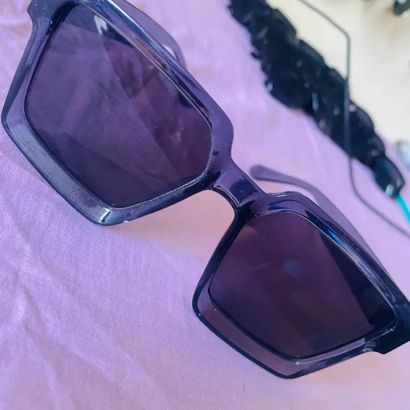 Gafas de sol con lentes oscuros 