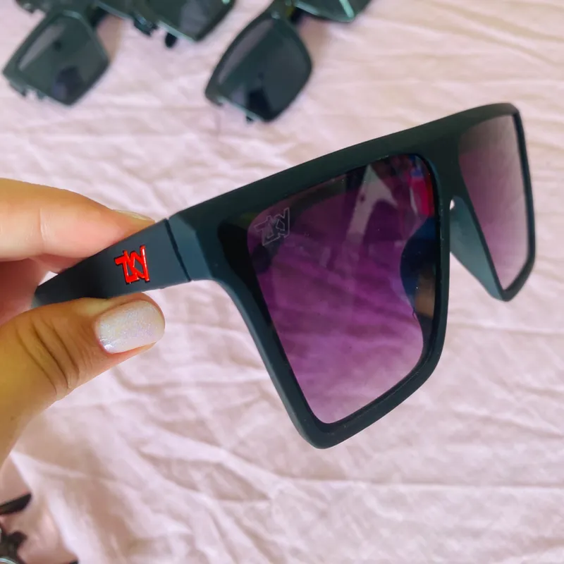 Gafas de sol con lentes oscuros 