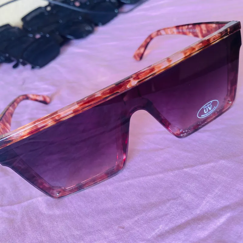 Gafas de sol con lentes oscuros y armadura de carey 