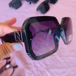 Gafas de sol con lentes oscuros y detalles en la armadura 