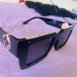 Gafas de sol con lentes oscuros y detalles en la armadura 