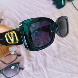 Gafas de sol con lentes oscuros y detalles en la armadura 