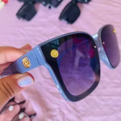 Gafas de sol con lentes oscuros y detalles en la armadura 