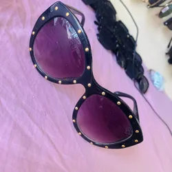 Gafas de sol estilo con detalles dorados 