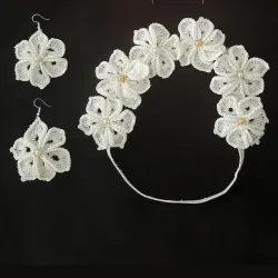 Diadema y aretes 