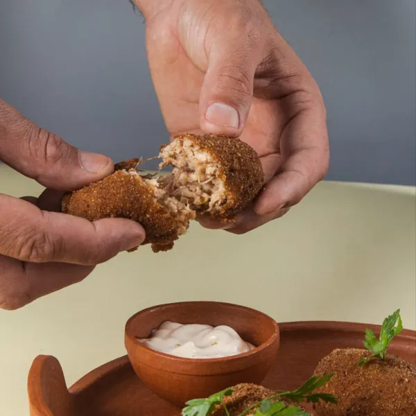 Croquetas Fernández nació con el objetivo de crear para el disfrute de las familias cubanas, croquetas artesanales. Nuestras croquetas se elaboran con base de salsa bechamel o velouté, y materias primas de alta calidad. Desde 2020 entregamos con amor, en toda La Habana, más de 12 variedades de croquetas artesanales que contienen hasta un 40% de su materia prima principal.  Además, contamos con una gama de productos preelaborados como nugget, empanaditas, y otros que satisfacerán por su calidad.