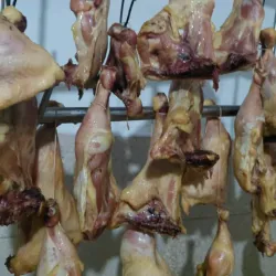 Pollo ahumado por cuartos